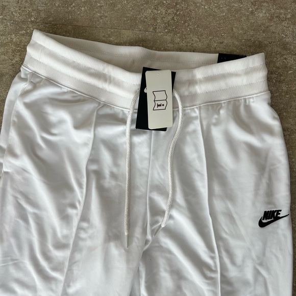 NWT Nike Standard Fit White Sweatpants Womens Size Medium - Picture 1 of 11